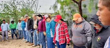 2019 team in prayer mosaic Jesus and disciples with crowd